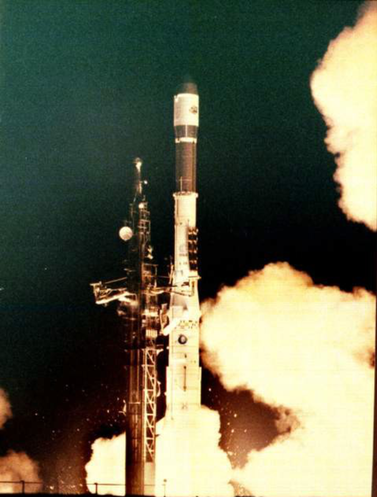 Ariane 2 bowed out after a total of six flights, five of them successful. These images, taken at the ELA 1 launch site in Kourou at 02H28 (UT) on April 2, 1989, show Ariane 2 carrying the Swedish Tele-X communications satellite into GTO.