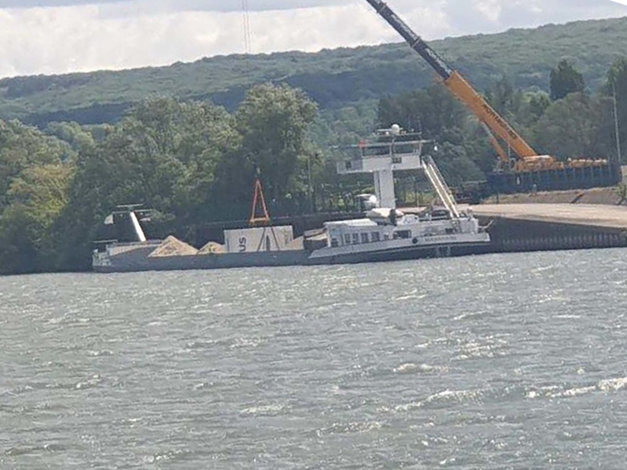 On arrival, the container – weighing around 20 tons and five meters high – was removed from the barge at the cargo port at the Les Mureaux site.