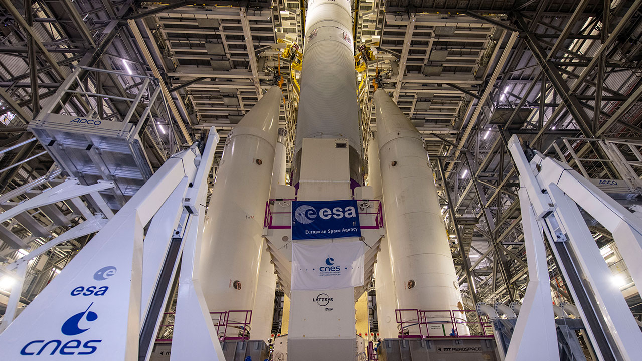 Erstes Zusammentreffen des Ariane 6 Zentralkörpers mit der Startrampe