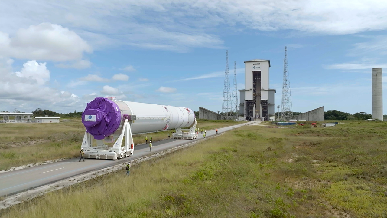 Ariane 6 central core on the launch pad: video